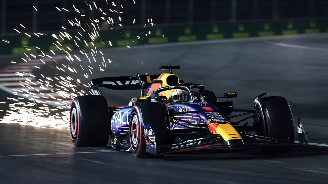 Las Vegas GP: Verstappen cezaya rağmen kazandı, Leclerc ikinciliği son turda aldı