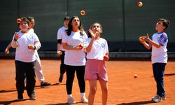 Mersin'deki depremzede çocuklar tenis kursunda moral buluyor