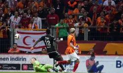 Galatasaray - Beşiktaş derbisine damga vuran olay! Mert Günok kırmızı kart gördü