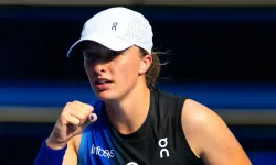 WTA Finalleri: Swiatek, Vondrousova'yı geride bırakarak 1 numara umutlarını canlı tutuyor