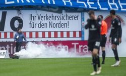 VİDEO HABER: Almanya'da maç oynanırken sahaya oyuncak arabalar girdi