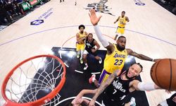 Los Angeles derbisi nefes kesti: Lakers 21 sayı geriden geldi