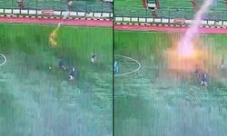 (VİDEO) Futbol sahasında korkunç ölüm: Üzerine yıldırım düştü