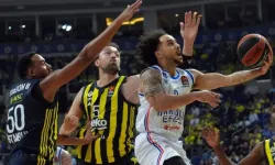 Türk derbisinde Fenerbahçe, Anadolu Efes'i devirmeyi bildi!