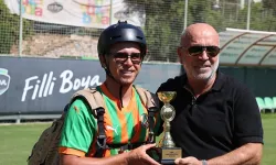 Dünya üçüncüsü Harun Karateke, kupayı Alanyaspor’a paraşütle teslim etti!