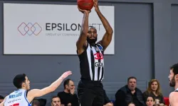 Yunan Taraftarlar Beşiktaş ve Türk Polisini Hedef Alan Pankart Açtı