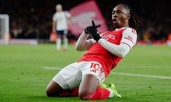 Eze Derbide Şov Yaptı: Van Persie ve Henry'yi Yakaladı