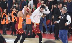 Galatasaray Karşıyaka'yı Mağlup Etti: Maç 2 Kez Durduruldu