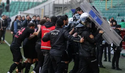 Bursaspor - Diyarbekirspor maçında arbede: 6 kırmızı kart çıktı