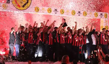 Eskişehirspor, şampiyonluğu evinde kutladı!