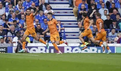 Hull City, son nefeste ligde kaldı