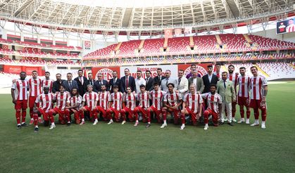 Antalyaspor, transfer ettiği 17 futbolcuyu tanıttı