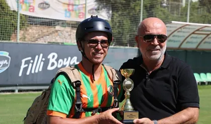 Dünya üçüncüsü Harun Karateke, kupayı Alanyaspor’a paraşütle teslim etti!