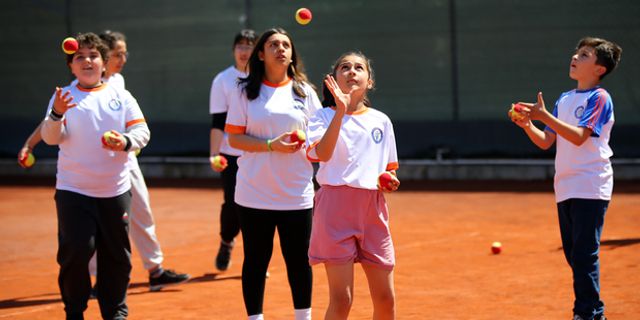 Mersin'deki depremzede çocuklar tenis kursunda moral buluyor