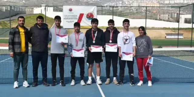 Şırnak'ta 12 ilden 145 sporcunun katıldığı tenis müsabakaları sona erdi