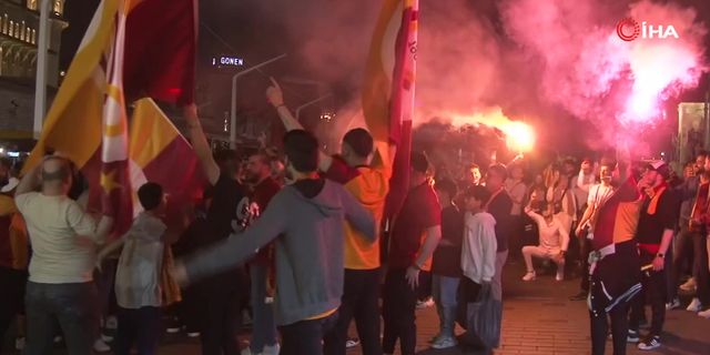 Galatasaray taraftarı şampiyonluk sonrası Taksim Meydanı'na akın etti!