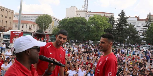 Zeki Çelik ve Cenk Özkaçar'dan Ermenistan maçı için skor tahmini