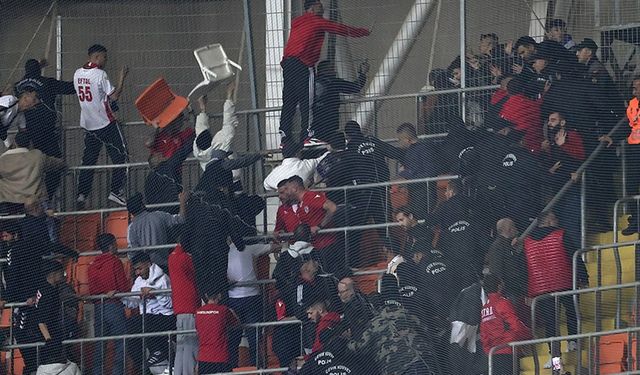 Adana Demirspor-Samsunspor maçında kavga: Bıçak ve satırla saldırı