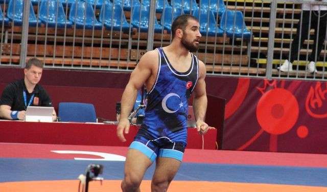 Feyzullah Aktürk, serbest stil 92 kiloda altın madalya sahibi oldu