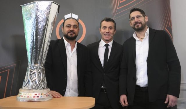 Galatasaray'ın eski yıldızları UEFA kupasıyla poz verdi