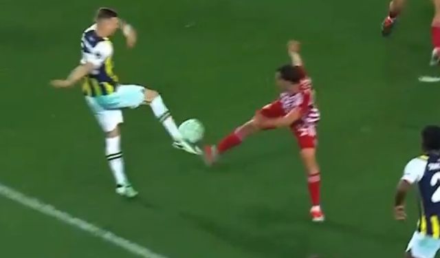 Fenerbahçe penaltı bekledi: Hakem oyunu devam ettirdi