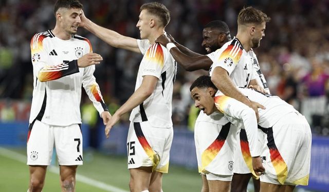 Yağmurlu maçta gülen Almanya