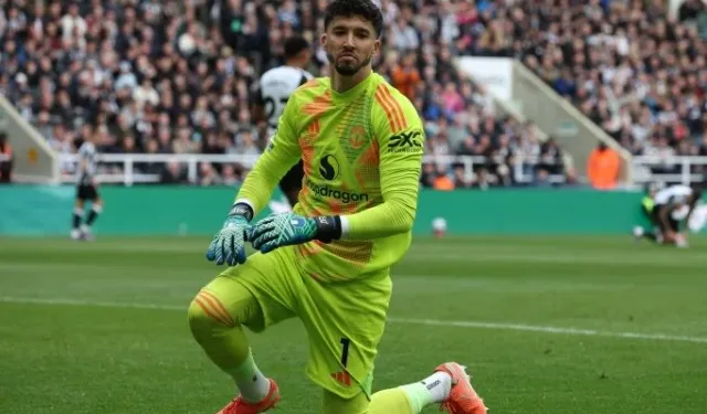 Altay Bayındır ilk maçına çıktı: Manchester hezimete uğradı!