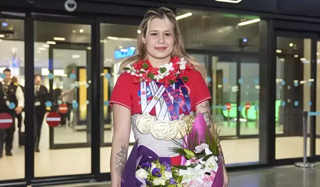 Para Yüzme Dünya Şampiyonası’na damga vuran altın kız Defne Kurt!