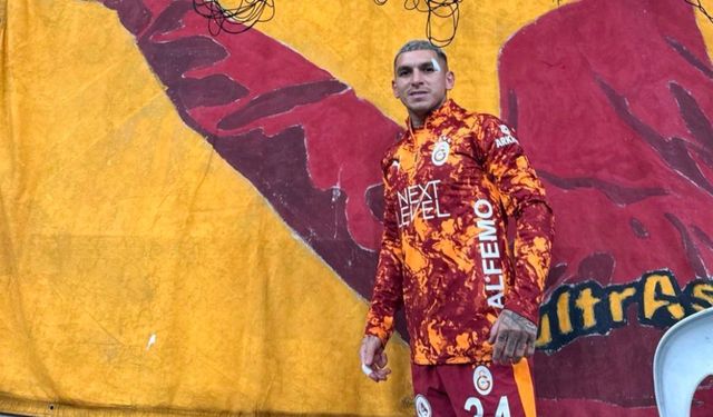 Galatasaray Tribünlerinden Lucas Torreira’ya Özel Pankart