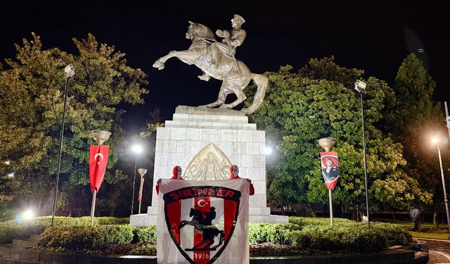 Samsunspor Taraftarları, AEK Maçı Öncesi Atatürk Anıtı Önünde Nöbet Tuttu