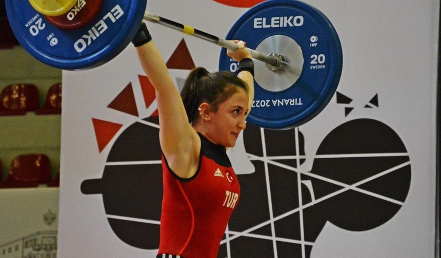 Cansu Bektaş, Avrupa Halter Şampiyonası'nda altın madalya kazandı