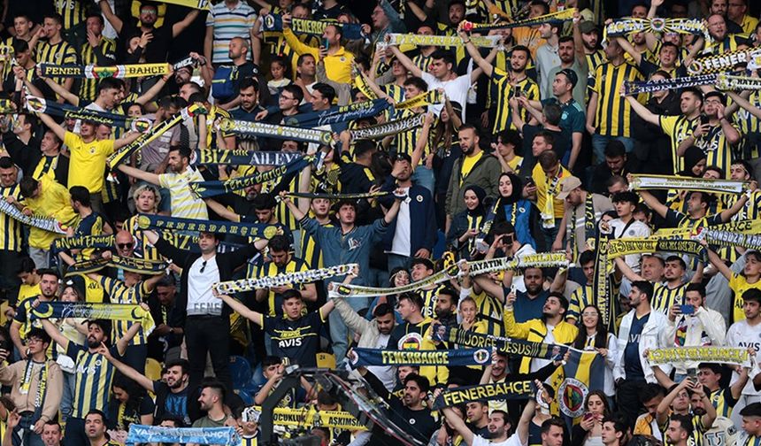 Fenerbahçe tribünleri isyan etti: Yönetim istifa