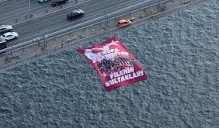 Filenin Sultanları'nın "2 Kupa 1 Şampiyon" bayrağı köprüde
