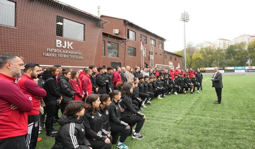 Ahmet Nur Çebi, altyapı ve kadın futbol takımları ile buluştu
