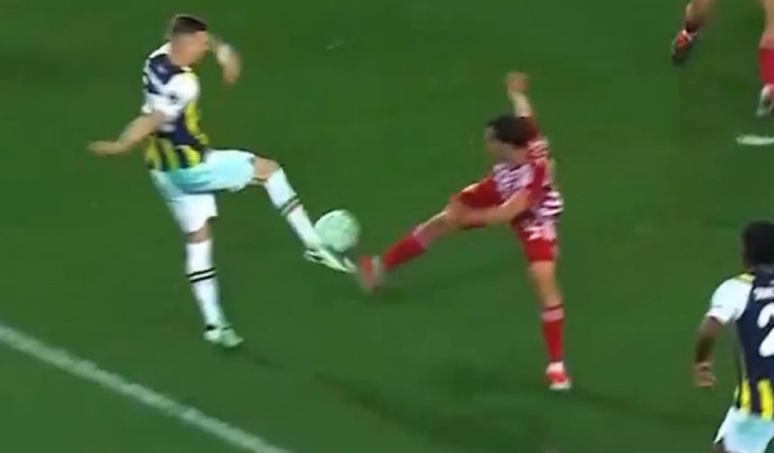 Fenerbahçe penaltı bekledi: Hakem oyunu devam ettirdi