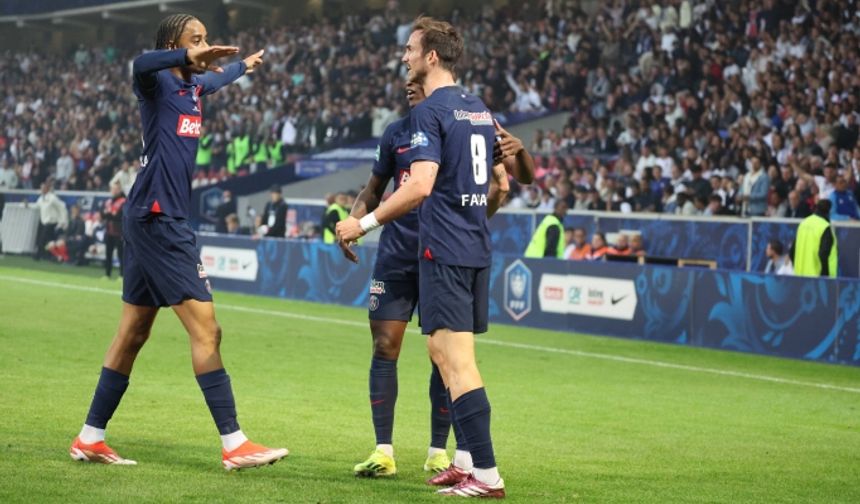 Paris Saint-Germain sezonu 3 kupayla bitiriyor