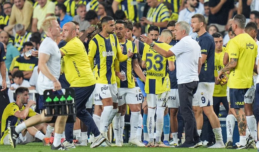 Fenerbahçe, yeni sezona bomba hamlelerle girdi.
Sarı-lacivertli ekip, En-Nesyri'den Maximin'e kadar birçok futbolcuyu kadrosuna kattı.
Bu oyuncularla birlikte Kanarya, şampiyonluk hedefliyor.