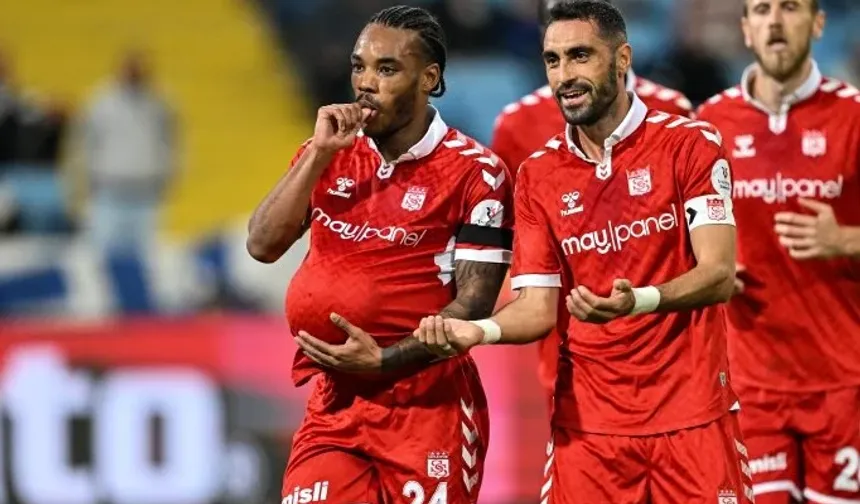 Sivasspor, Adana Demirspor'u devirdi: 3 puanı aldı!