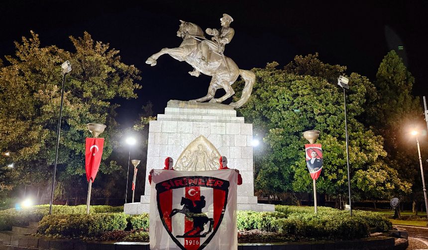 Samsunspor Taraftarları, AEK Maçı Öncesi Atatürk Anıtı Önünde Nöbet Tuttu