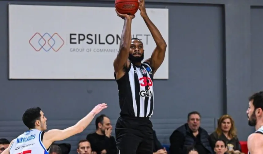 Yunan Taraftarlar Beşiktaş ve Türk Polisini Hedef Alan Pankart Açtı