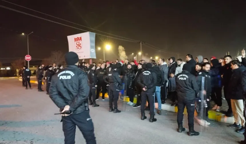 Sivasspor Taraftarından Tesislerde Protesto
