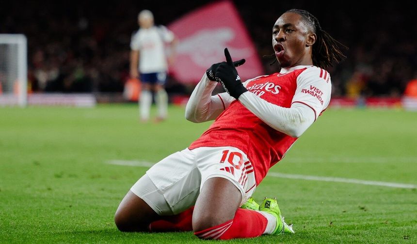 Eze Derbide Şov Yaptı: Van Persie ve Henry'yi Yakaladı