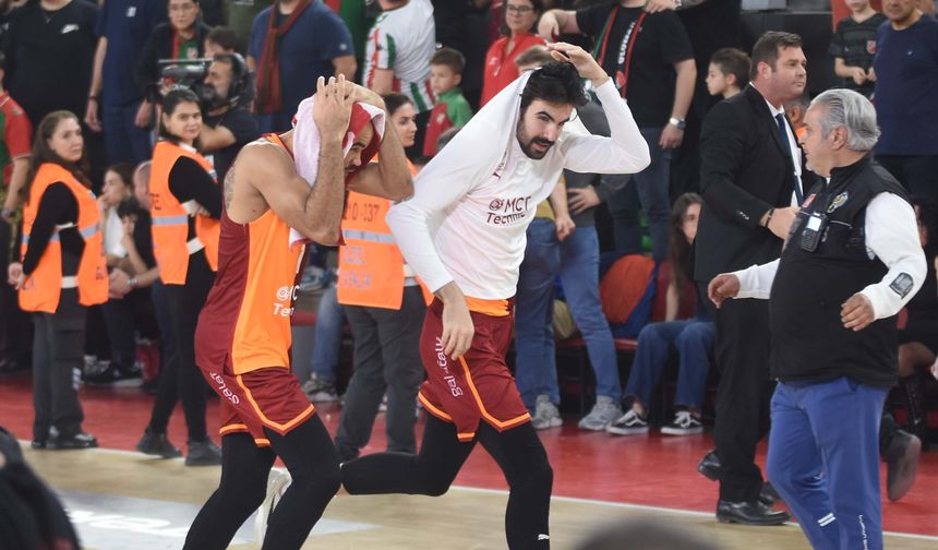 Galatasaray Karşıyaka'yı Mağlup Etti: Maç 2 Kez Durduruldu