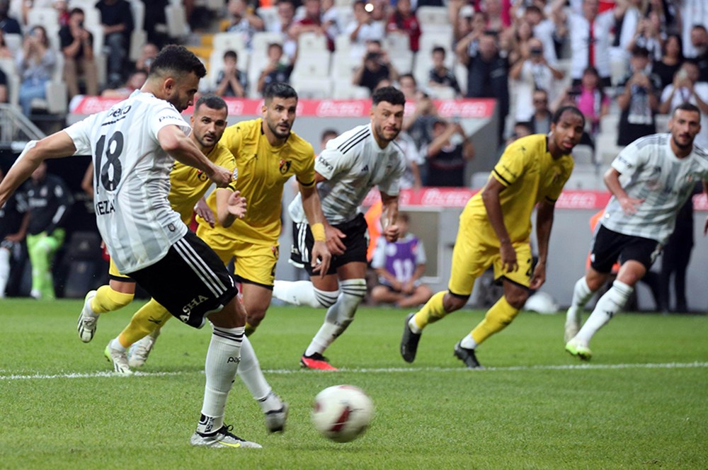 Beşiktaş’ta 2-0 kazanılan İstanbulspor maçında Cenk Tosun kendi aldığı penaltıyı kullanmaya hazırlanırken tribünlerin isteği üzerine topu Rachid Ghezzal’a vermiş, bu oyuncu da topu ağlara göndermişti. 

